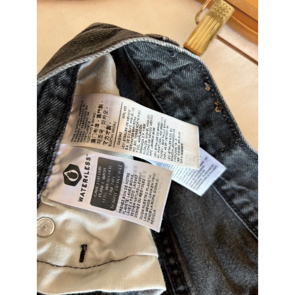Levis 501 Original Womens Black Denim Cut Off Shorts High Rise W31 56327-0112 - Picture 6 of 8